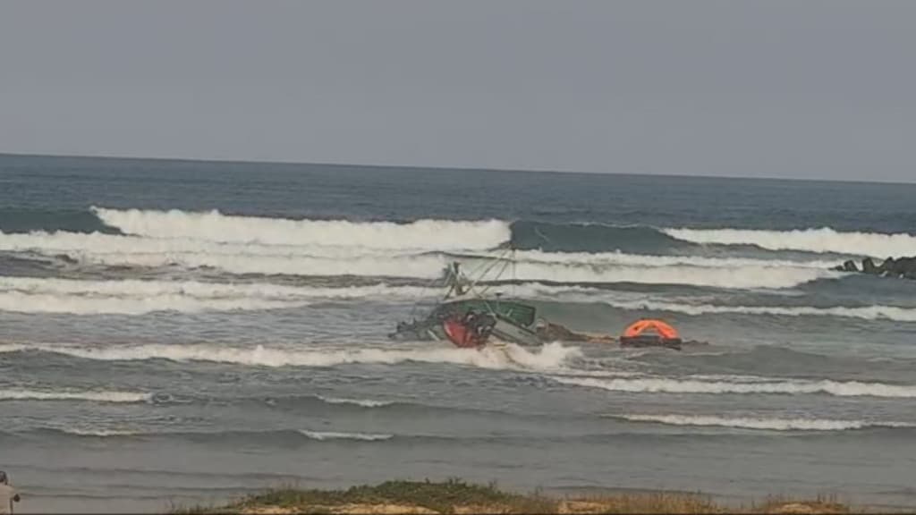 Homem desaparece após naufrágio de barco com oito pessoas em SC