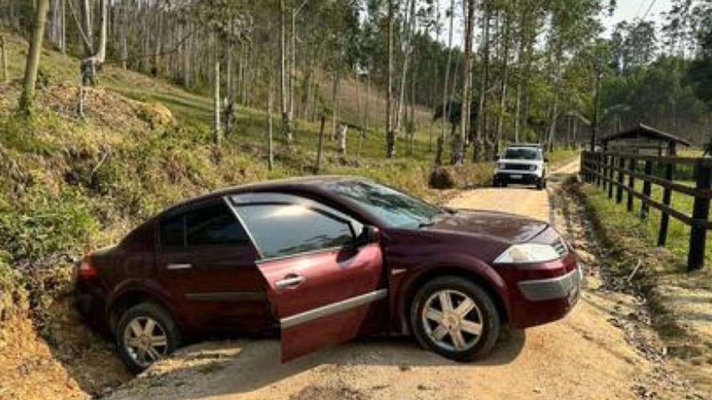 “Travado de pedra”: Motorista tranca estrada com veículo em São João Batista
