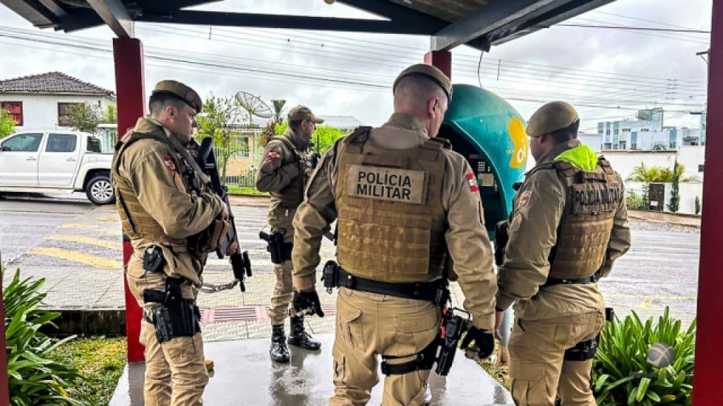 Homem drogado invade escola e mobiliza polícia em SC