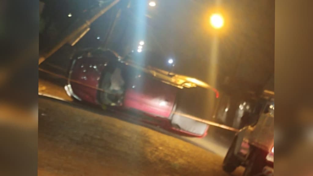 Motorista tomba veículo após quebrar poste em Tijucas