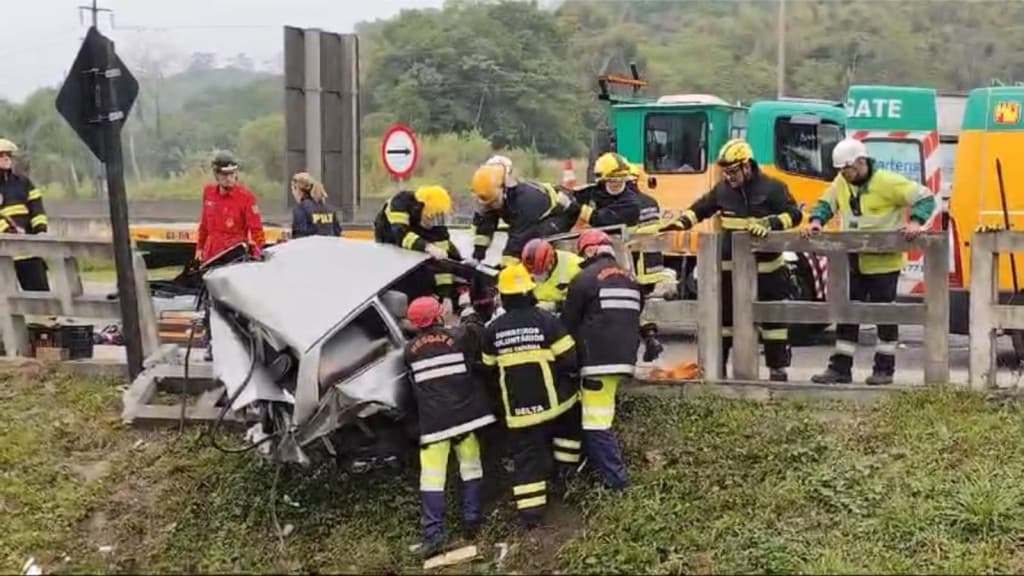 Bombeiros se unem em volta de carro para salvar motorista após grave acidente na BR-101