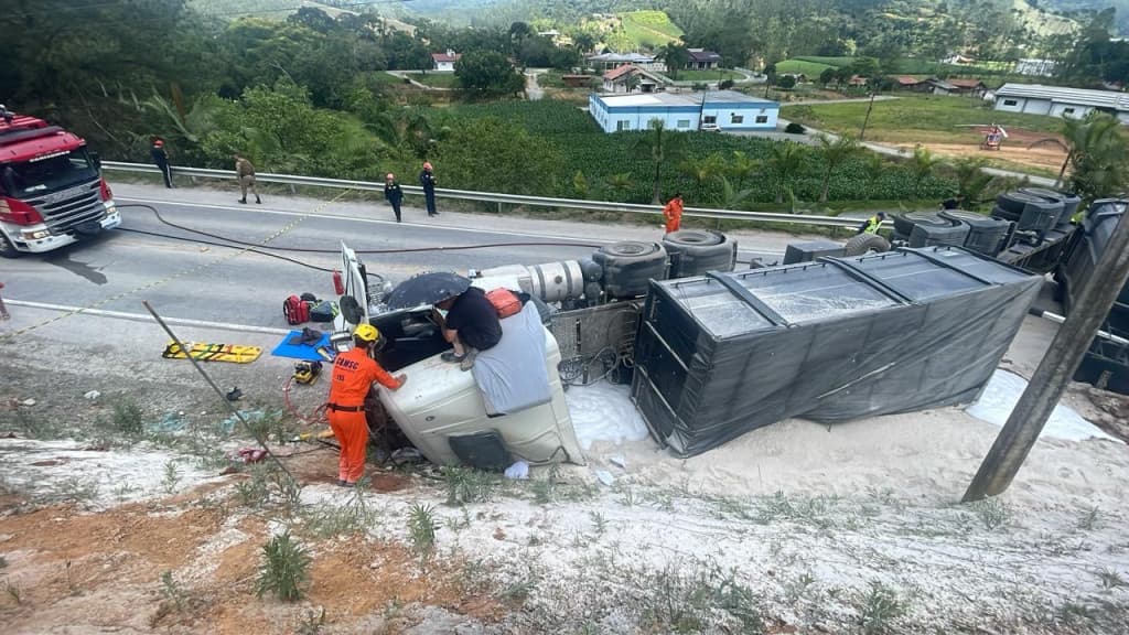 Acidente impressionante: caminhão tomba na SC-486 e motorista enfrenta horas preso nas ferragens