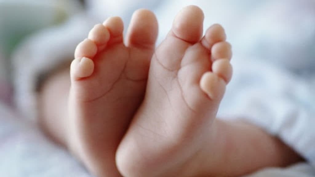 Bebê de 8 meses se engasga com comida e morre no colo do pai