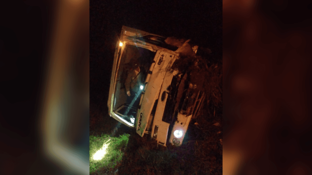 Homem sobrevive após ser arremessado de caminhão na SC-157 durante acidente