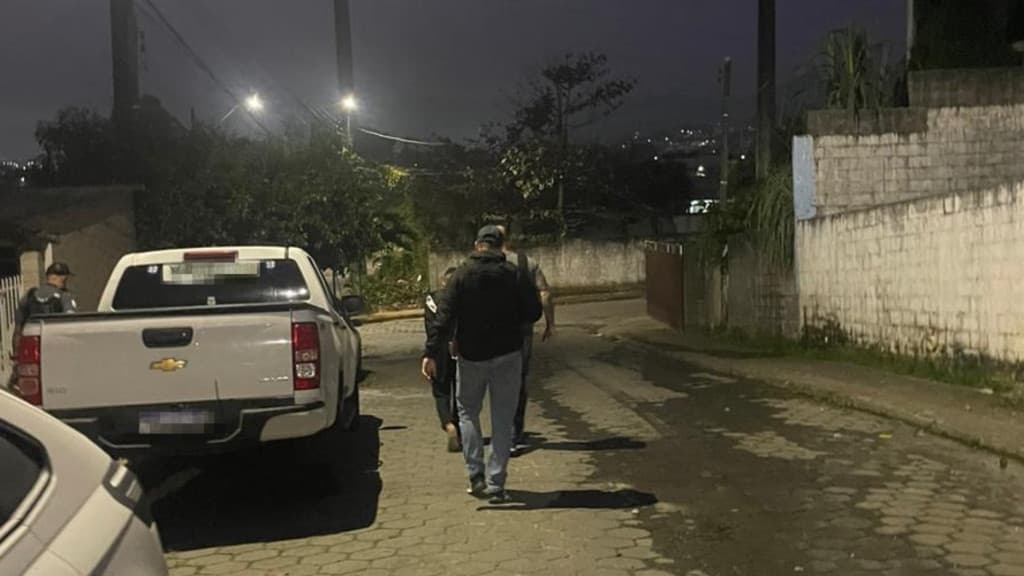 Acusado de assassinato é preso e polícia descobre arsenal em Palhoça