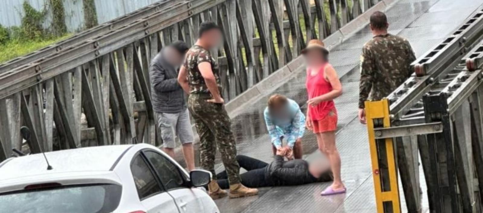 Queda de moto interrompe trânsito na ponte entre Itapema e Porto Belo