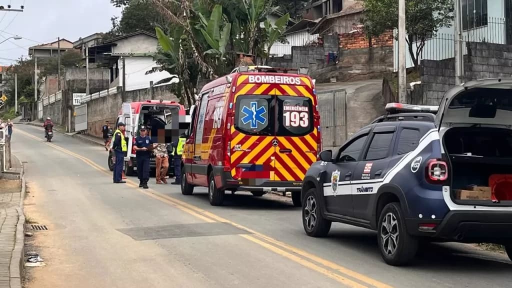 Criança de 3 anos abre portão sozinha, corre para rua e é atropelada por moto