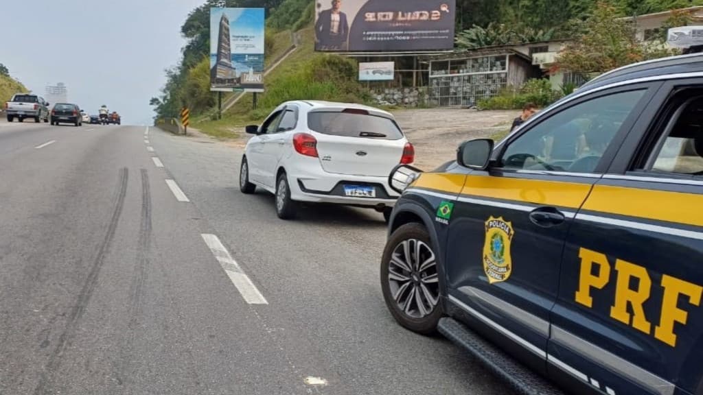 Sem documentos, homem é preso com carro furtado na BR-101, em Itapema