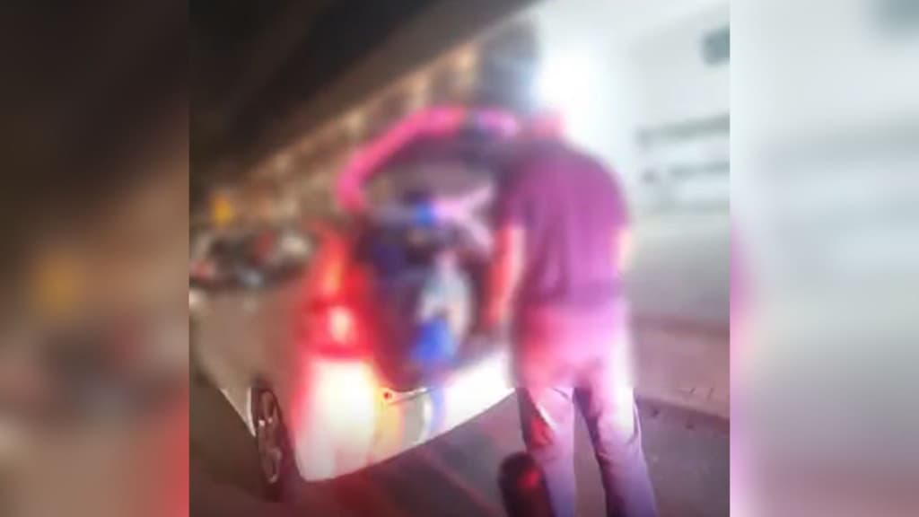 “Leva a véia atrás”: carro “socado de gente” é flagrado com idosa e crianças no porta-malas, em Itajaí