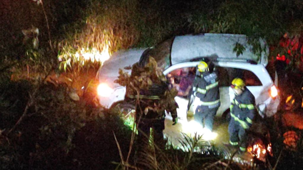 Motorista é resgatado vivo após queda de ribanceira de 10 metros em Gaspar