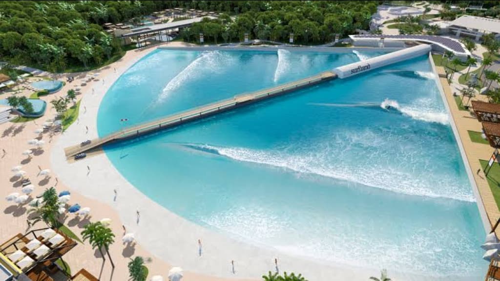 Idoso morre afogado enquanto surfava em parque de ondas catarinense