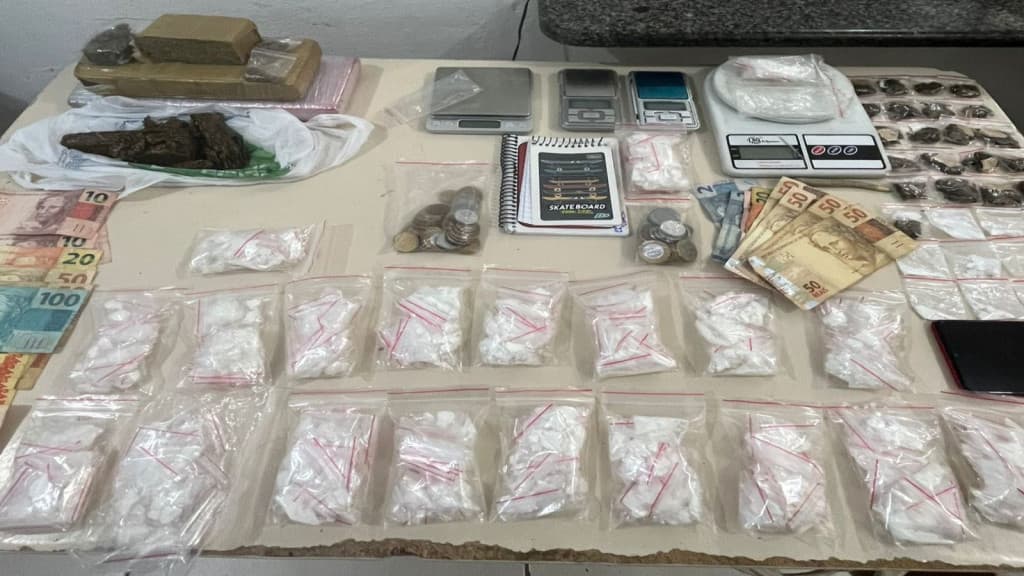 Polícia encontra residência “recheada” de drogas e prende três homens em Itapema