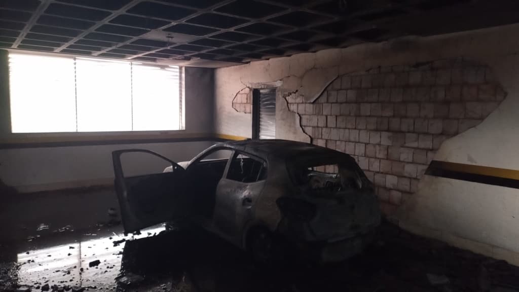 “Muita fumaça”: Morador vai parar no hospital após carro pegar fogo em prédio de Palhoça