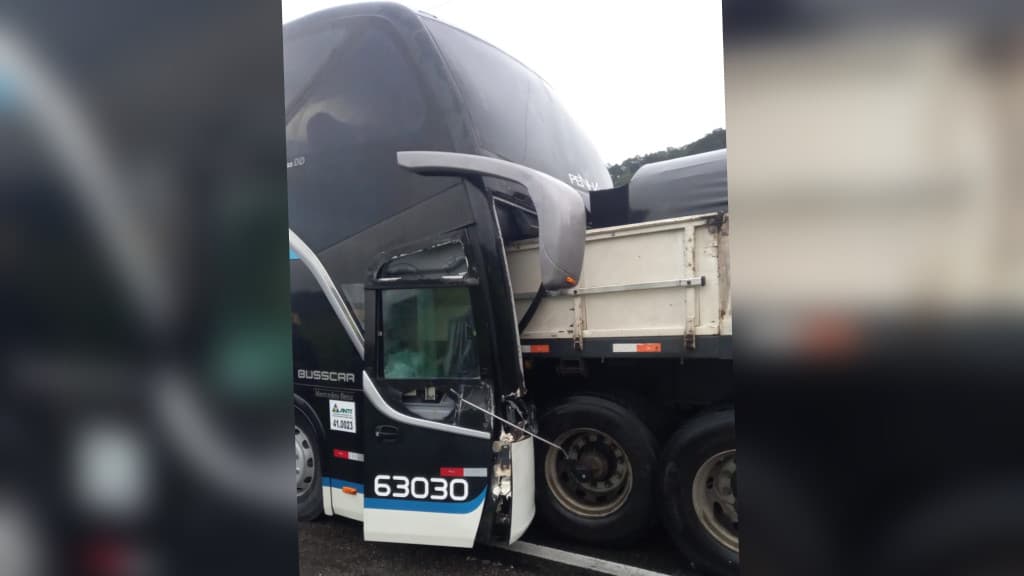 Acidente entre ônibus e caminhão mata uma pessoa e deixa feridos na BR-101