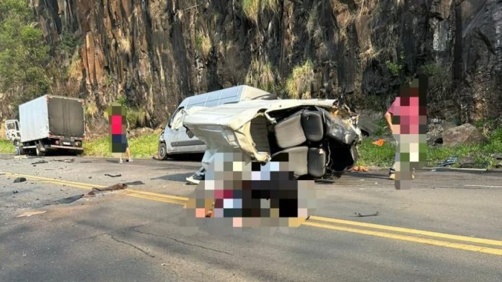 Carro parte ao meio em grave acidente na BR-282