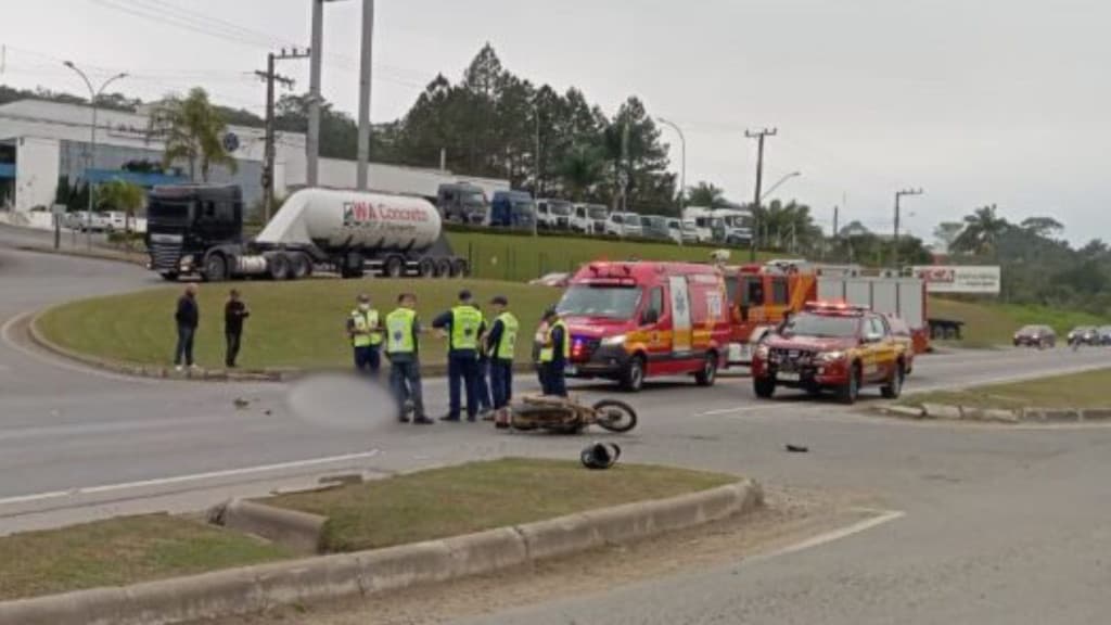 Acidente entre moto e caminhão deixa jovem de 20 anos morto na BR-470, em Blumenau
