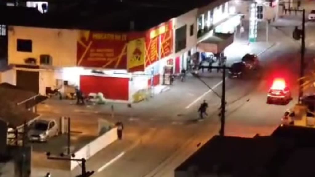 Assalto em mercado termina com cliente baleado no peito em Itajaí