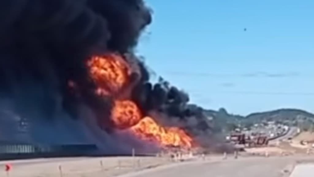 URGENTE: Caminhão tanque explode em grave acidente na BR-101