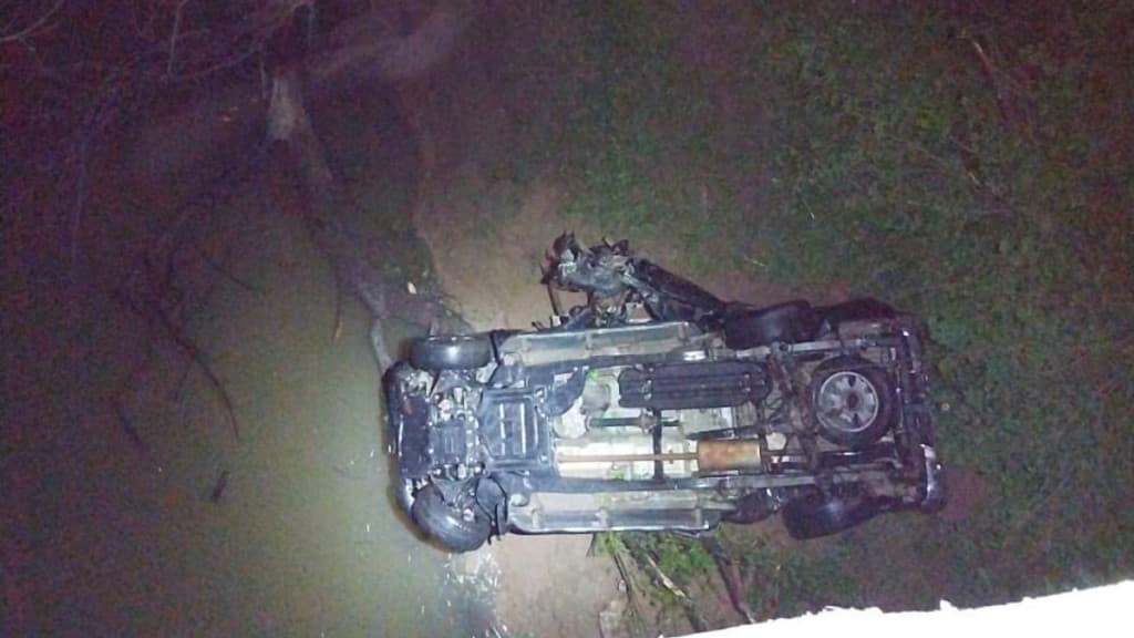 Corpo é encontrado em rio após acidente com caminhonete na BR-470