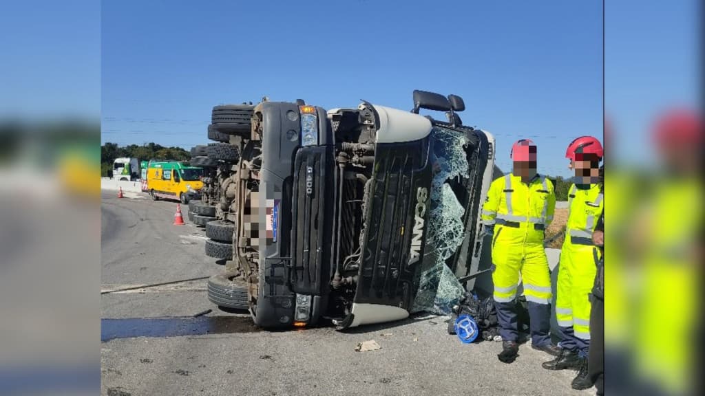 Caminhão tomba no Contorno Viário em Palhoça