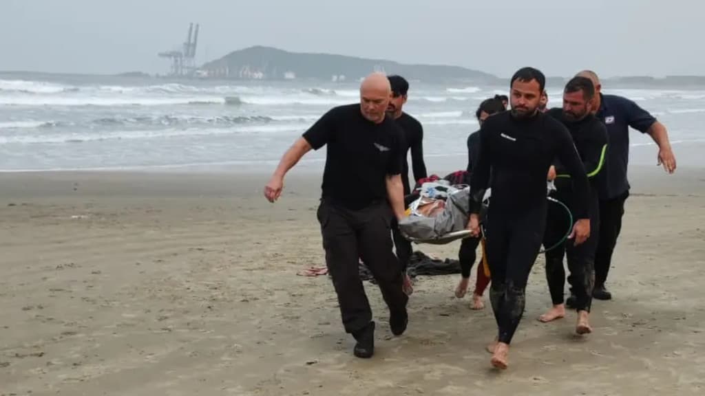 Surfistas salvam colega à beira da morte após afogamento em Imbituba