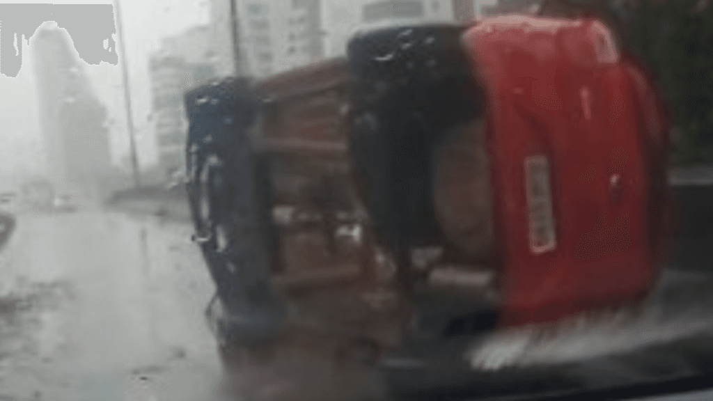 Veículo capota na marginal da BR-101 durante chuva em Itapema