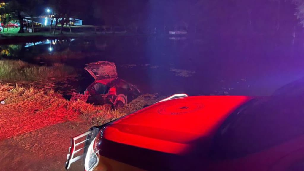 Vídeo mostra desespero em tentativa de resgate após carro cair em açude