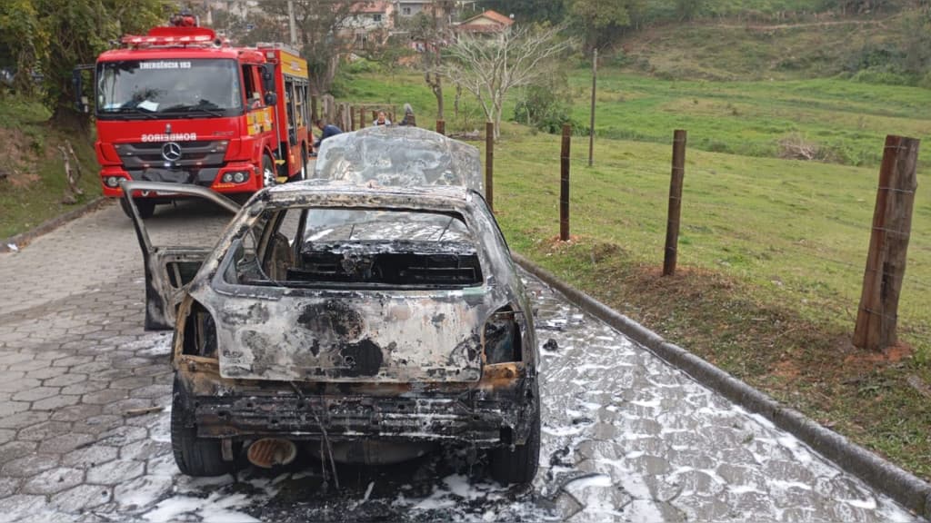 Carro pega fogo após sair de oficina mecânica em São José