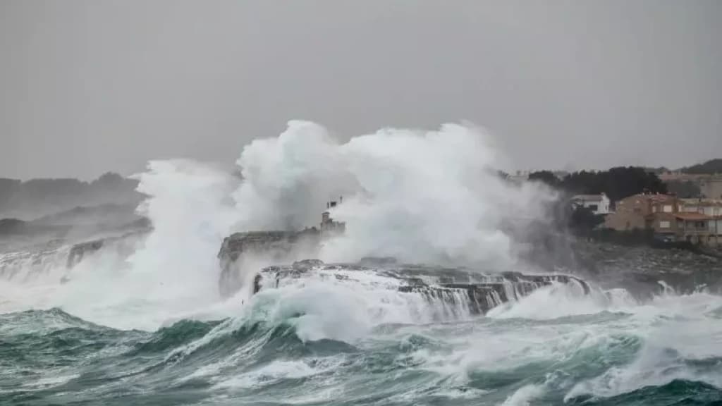 Ventos fortes e mar agitado colocam litoral de SC em alerta