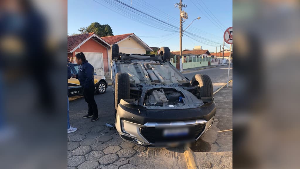 Idosa tem a frente cortada e capota carro em Tijucas