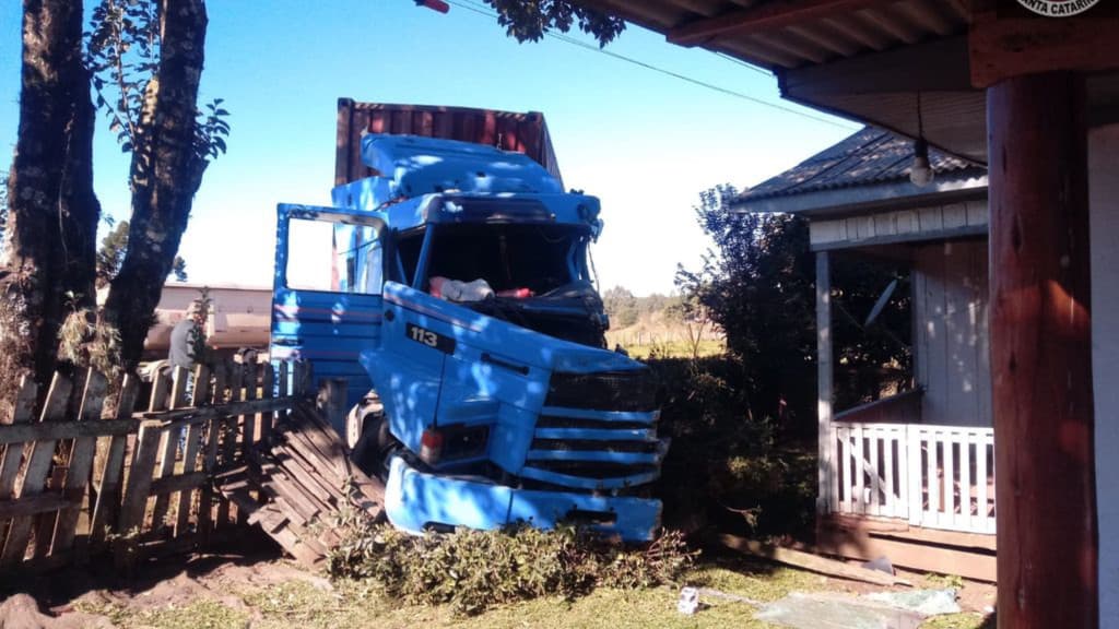 Idoso fica gravemente ferido após colisão entre carretas
