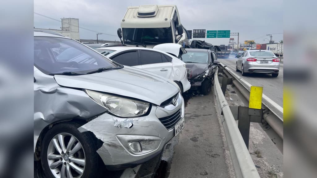 Engavetamento deixa veículos prensados na BR-101 em Itajaí