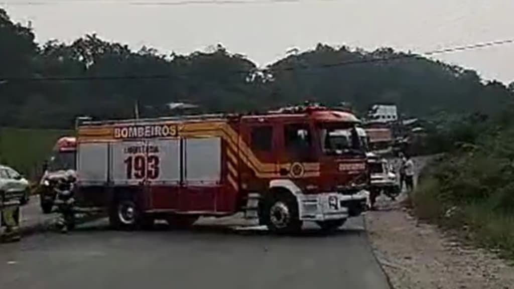 Acidente entre moto e caminhão deixa dois mortos na BR-470 em Blumenau