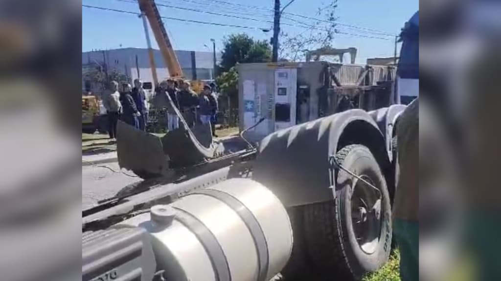 Contêiner tomba de caminhão e provoca filas às margens da BR-101