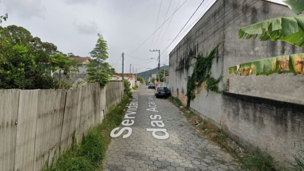 “Tiro de fuzil na bunda”: traficante desafia a PMSC e acaba baleado “no alvo”