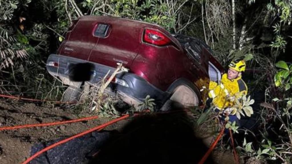 Idoso é encontrado inconsciente dentro de veículo pendurado em penhasco