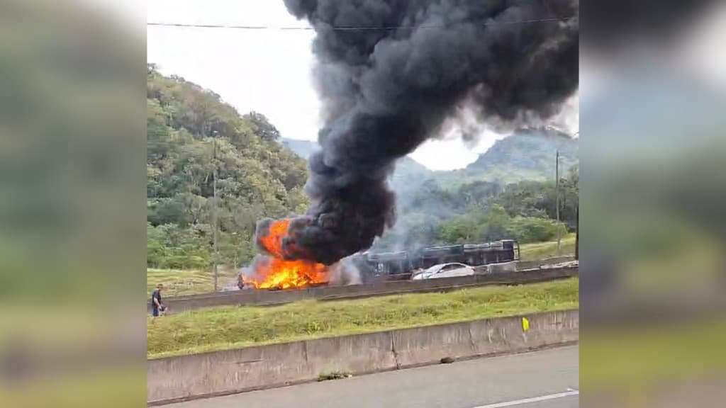 URGENTE: Carreta pega fogo em grave acidente na BR-376 entre PR e SC