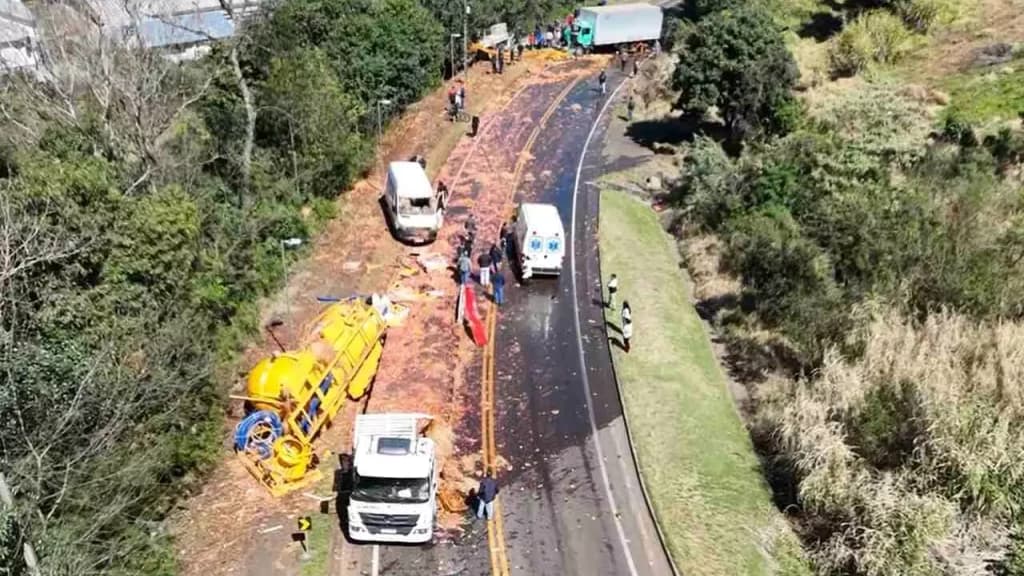 URGENTE: Grave acidente entre caminhões e uma van é registrado na SC-157