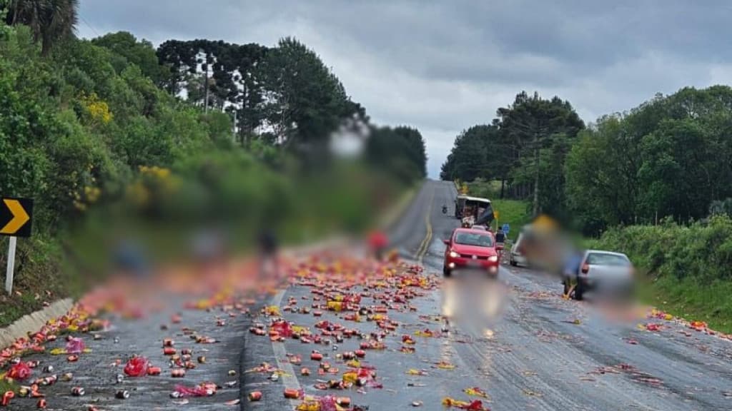 Carga de cerveja fica espalhada na pista após colisão entre duas carretas na BR-282