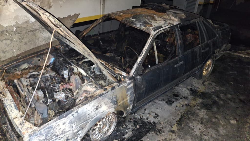 Carro pega fogo, deixa moradores em pânico e causa evacuação em prédio de Florianópolis
