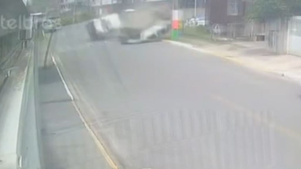 Vídeo mostra o momento que dois veículos capotam ao mesmo tempo em Camboriú