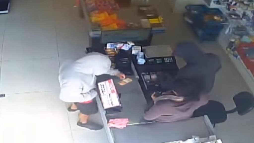 Polícia Militar caça bandidos que assaltaram mercado com facão