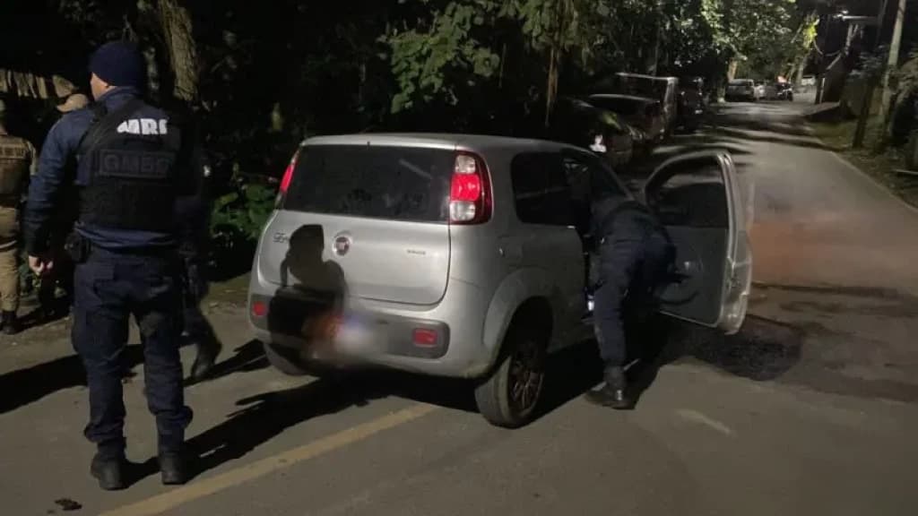 Roubo de caminhonete termina em perseguição e troca de tiros em Balneário Camboriú