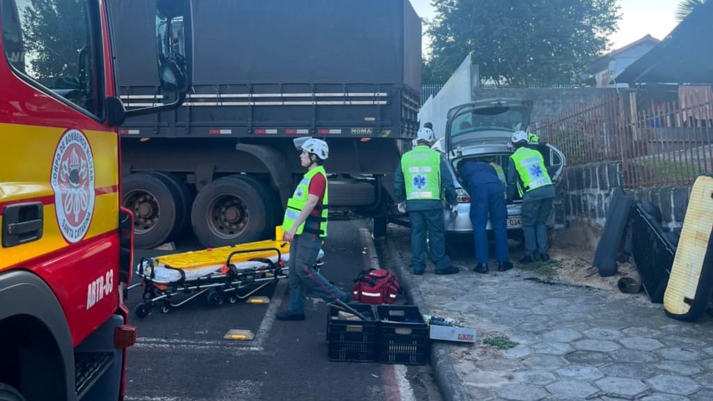Colisão joga carro contra muro e deixa idosa de 84 anos presa nas ferragens em SC