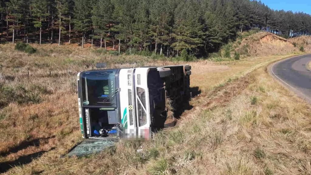 Grave acidente com ônibus deixa 16 trabalhadores feridos na SC-153