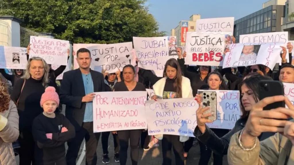 Após mortes de bebês, famílias protestam em frente ao hospital Ruth Cardoso