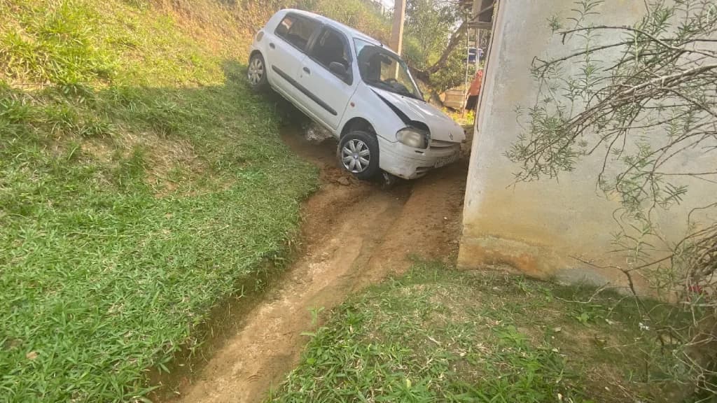 Jovem cai com veículo em barranco após perder controle da direção em Brusque