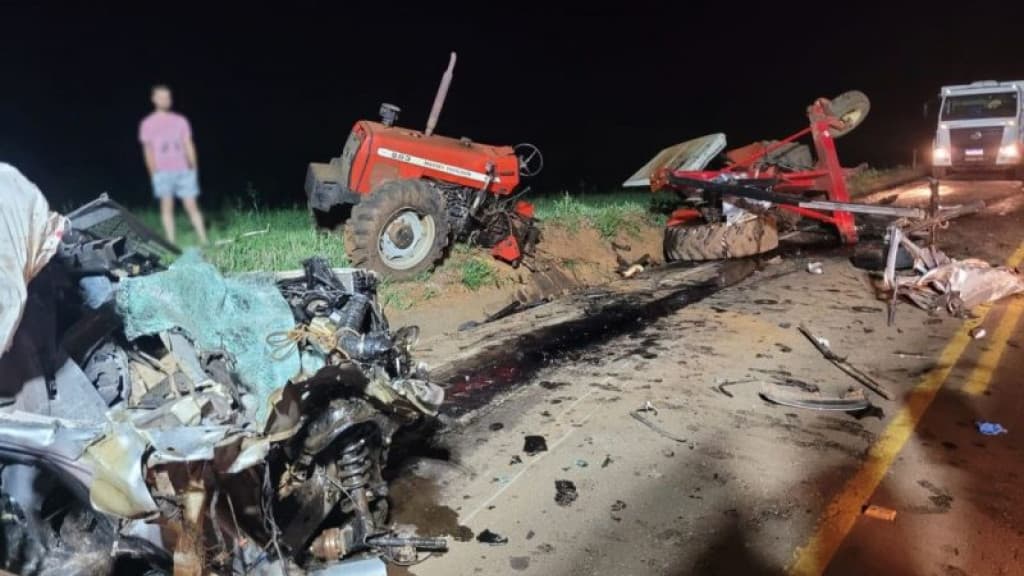Trator parte ao meio após colisão com caminhonete e deixa dois feridos na SC-156