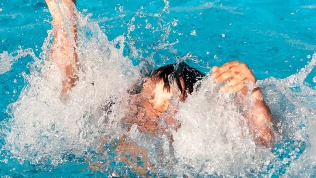 Criança de 2 anos morre após se afogar em piscina de residência