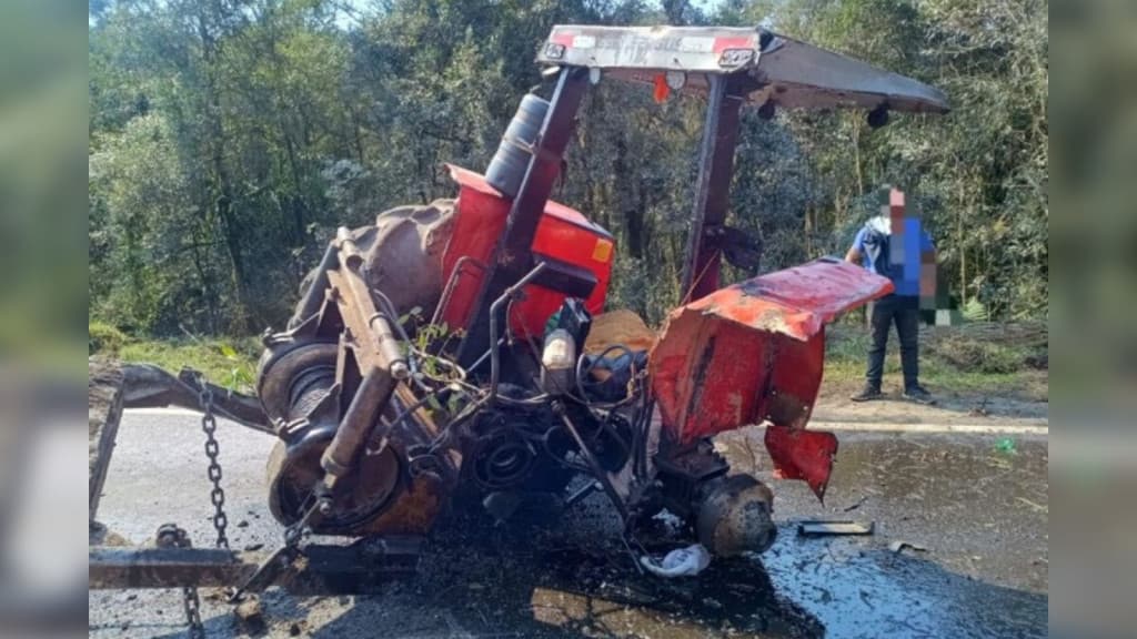 Trator parte ao meio após colisão com caminhão na BR-470